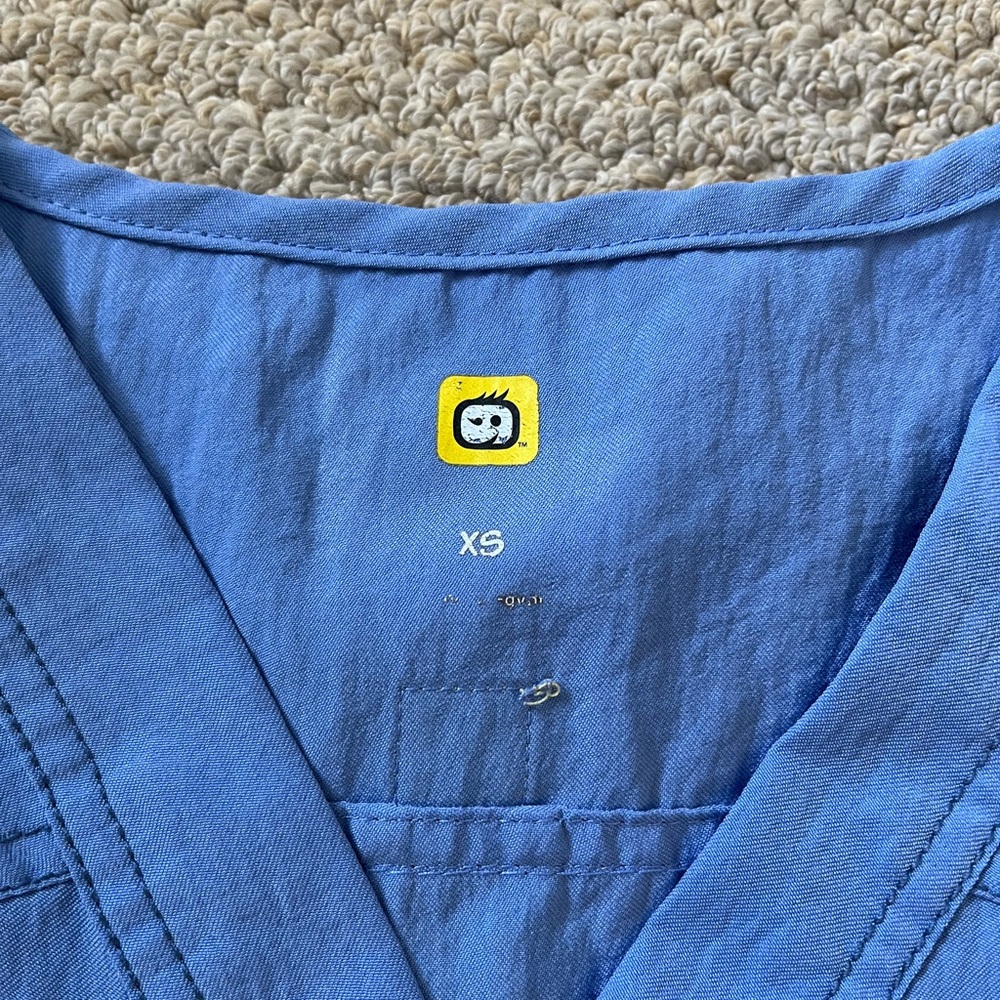 Wonder Wink V neck scrub top XS - Picture 2 of 5